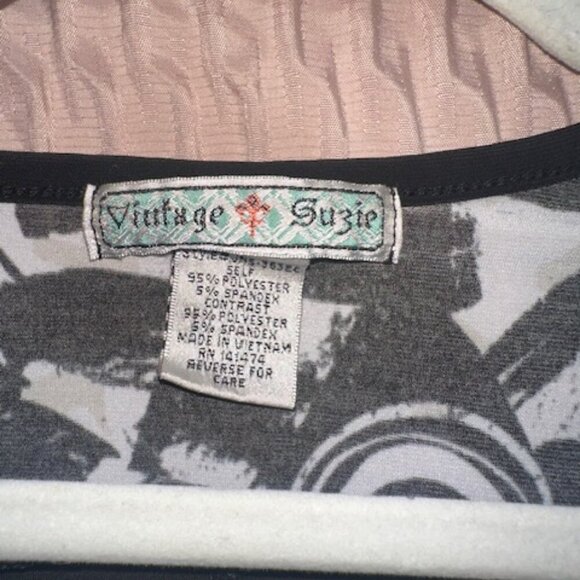 Women's M VINTAGE SUZIE Black & White Geometric Blouse, Cap Sleeves - Picture 5 of 5